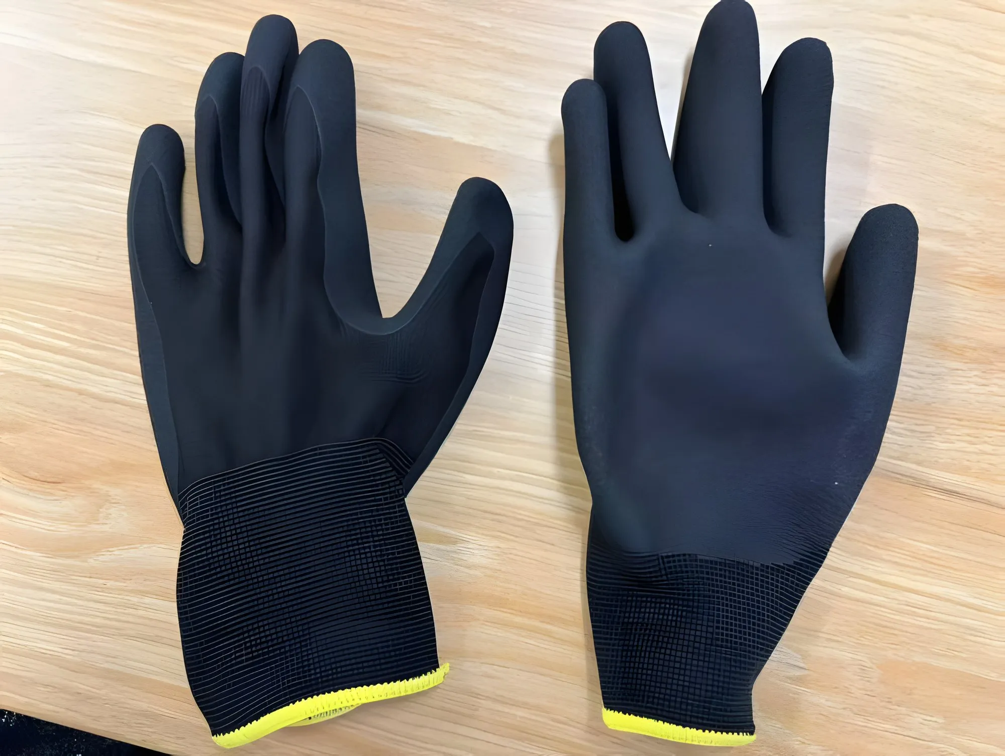 Sandy nitrile grip · black
