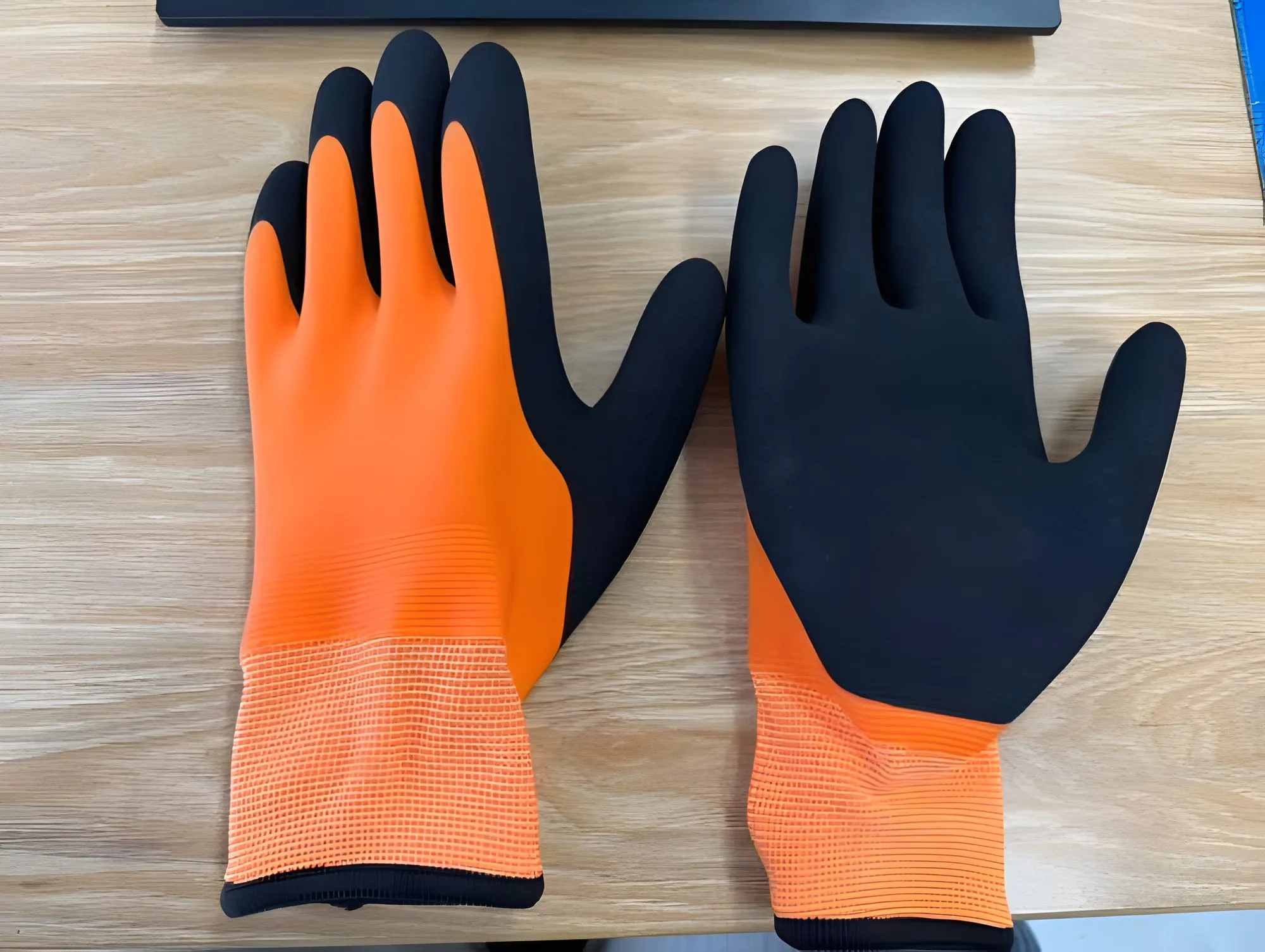 Lined winter glove, latex coating · orange and black