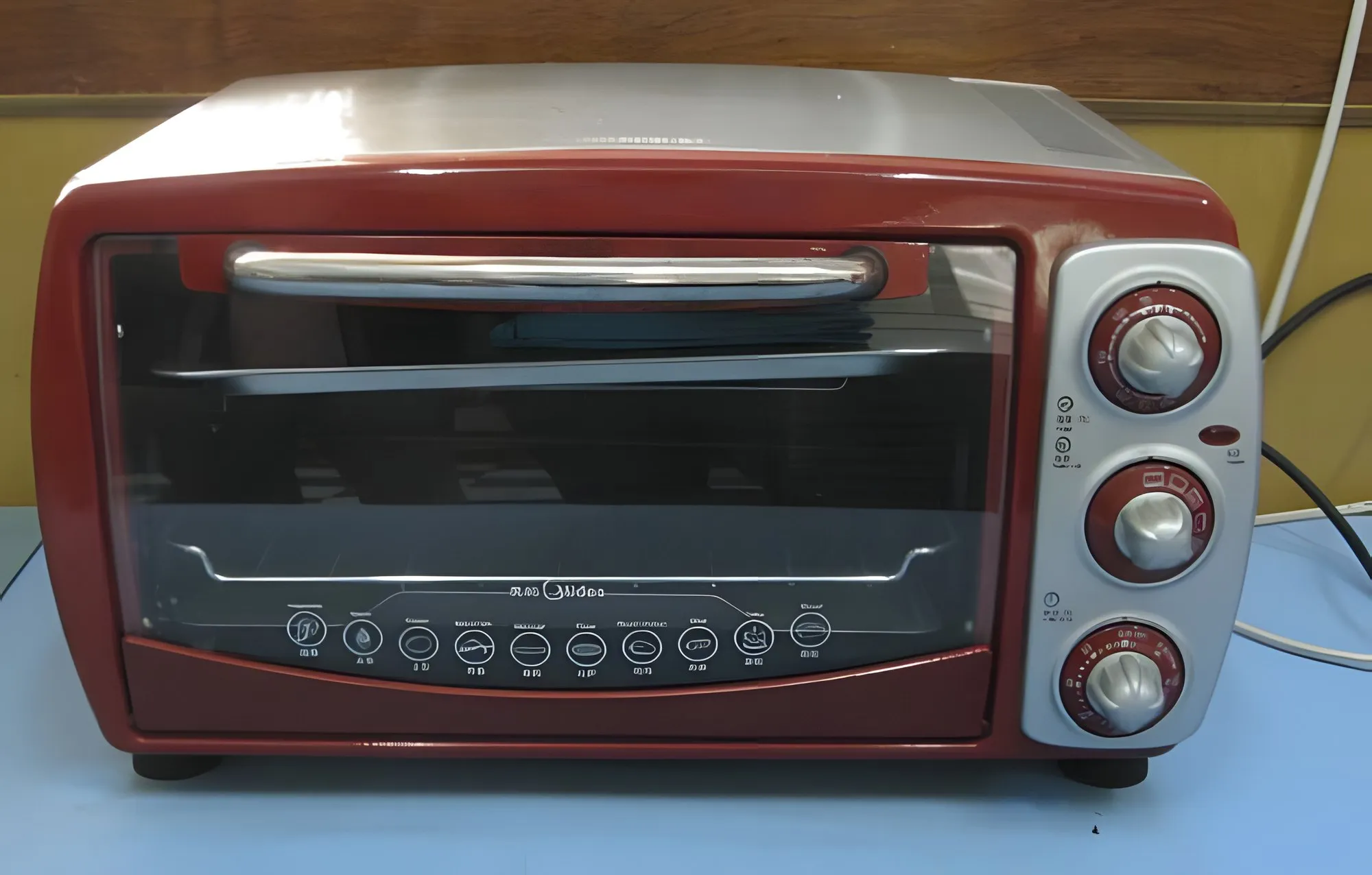 Heat and drying oven